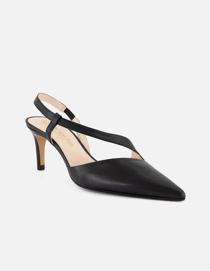 Zapatilla negra piel para mujer con escote asimétrico