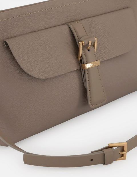 Bandolera beige piel coco para mujer con grabado bombeado