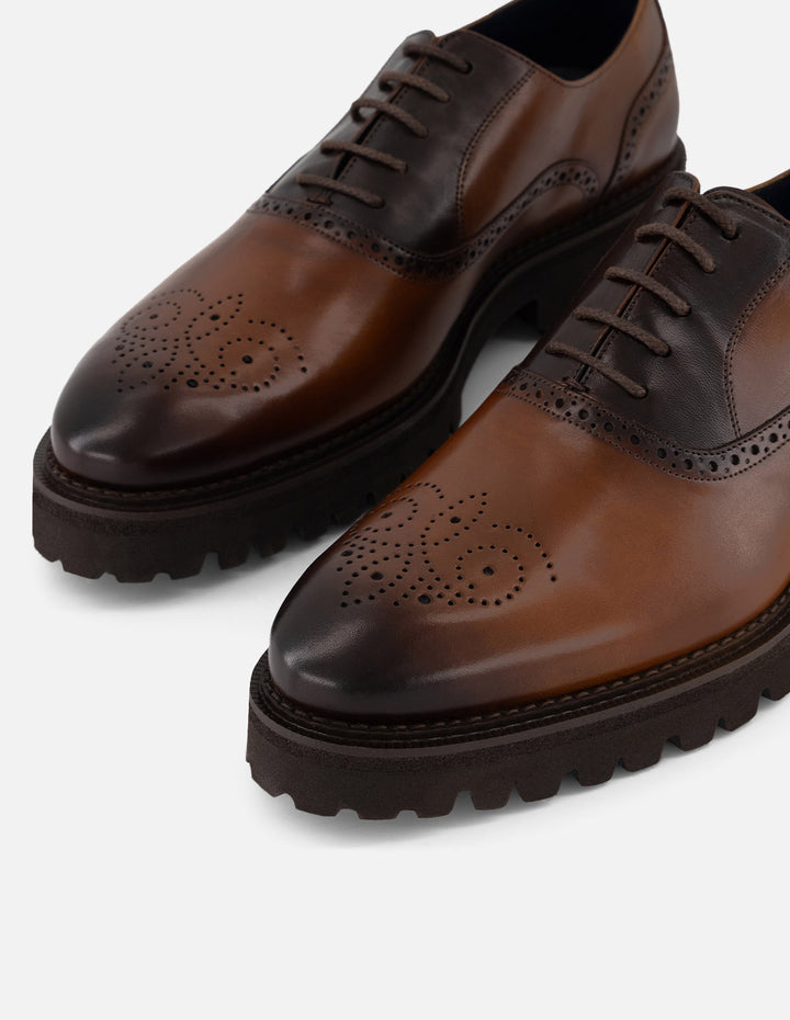 Zapato Oxford café piel para hombre con acabado sombreado