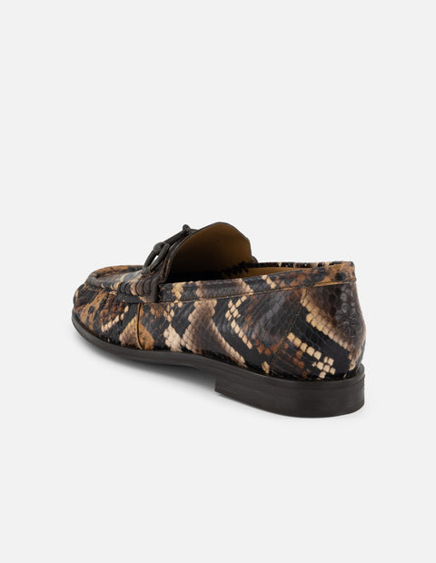 Mocasines café piel para mujer con grabado tipo serpiente