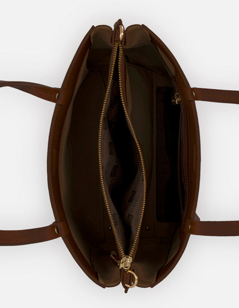 Bolso de hombro café piel para mujer con grabado bombeado