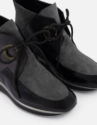 Botines negro ante charol para mujer con combinación de materiales
