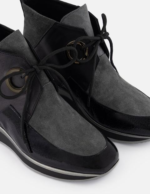 Botines negro ante charol para mujer con combinación de materiales