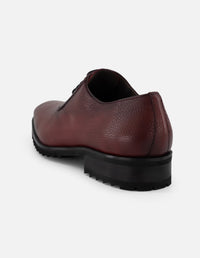 Zapato Oxford vino piel para hombre con corte asimétrico