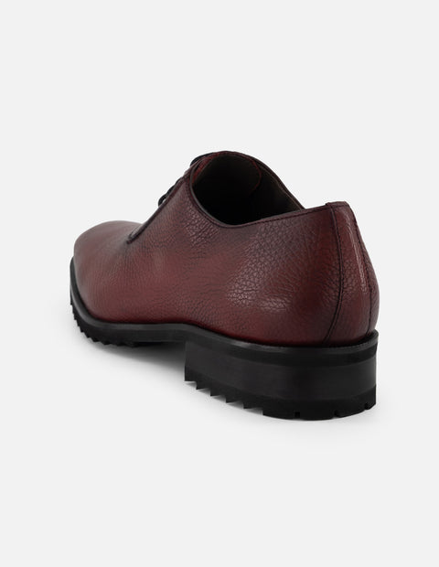 Zapato Oxford vino piel para hombre con corte asimétrico