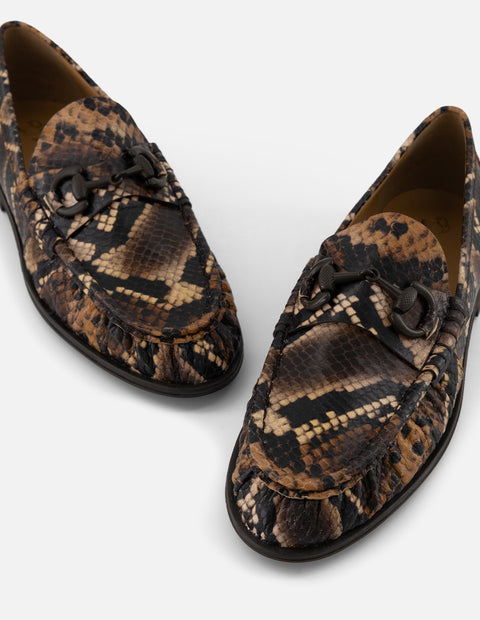 Mocasines café piel para mujer con grabado tipo serpiente