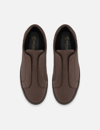 Tenis café de piel para hombre con ajuste elástico