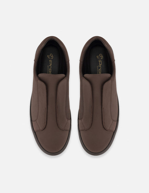 Tenis café de piel para hombre con ajuste elástico