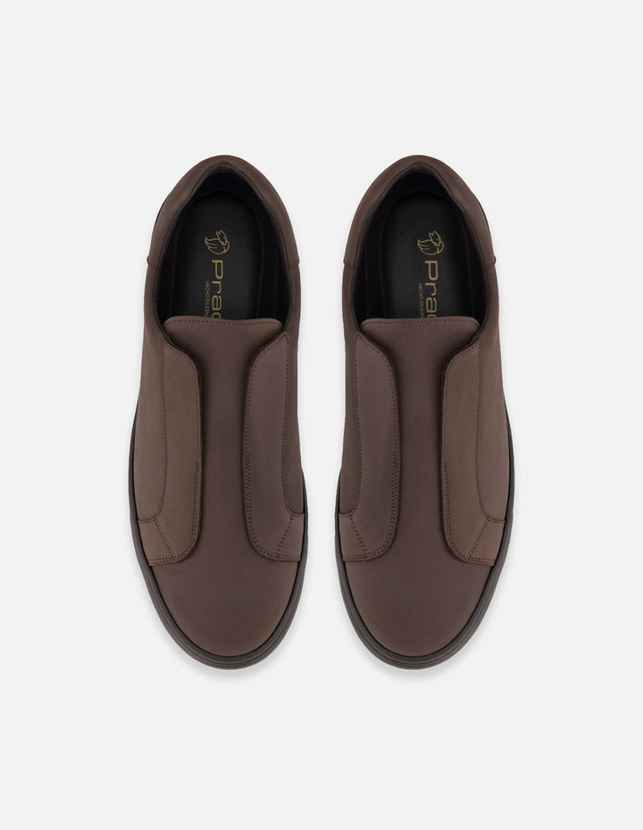 Tenis café de piel para hombre con ajuste elástico