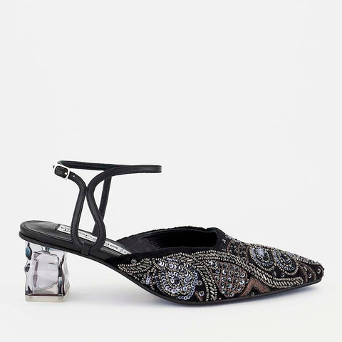 Zapatilla Baja con Bordado de Pedrería