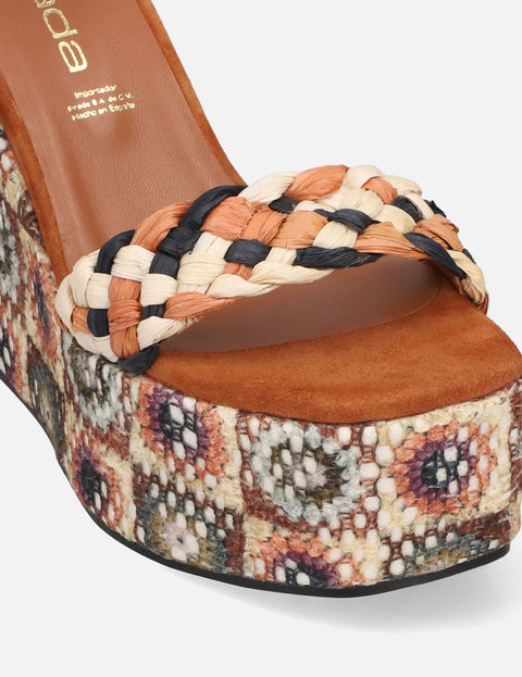 Sandalia de cuña en piel con forrado crochet tricolor