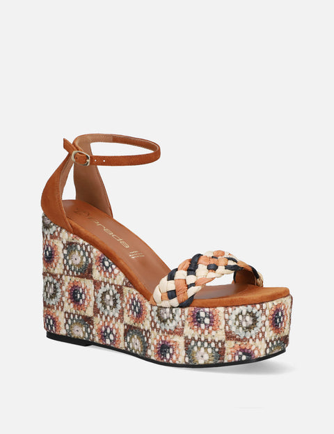 Sandalia de cuña en piel con forrado crochet tricolor