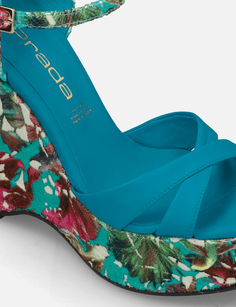 Sandalia tacón alto de cuña en piel napa y textil floral