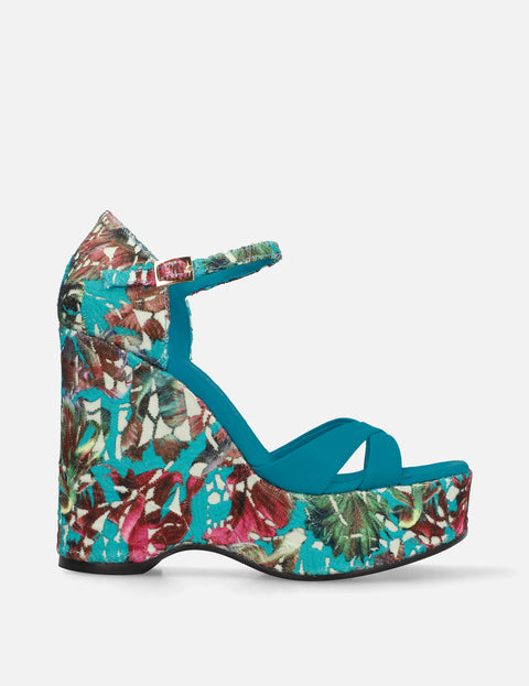 Sandalia tacón alto de cuña en piel napa y textil floral