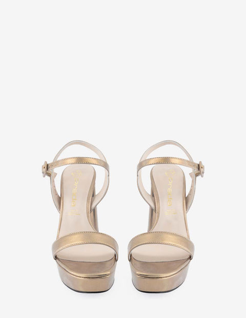 Sandalia de tacón con plataforma en piel metalizada color dorado para mujer