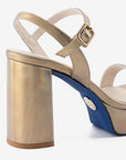 Sandalia de tacón con plataforma en piel metalizada color dorado para mujer