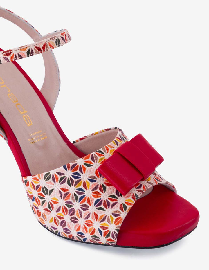 Zapatilla de piel grabada con moño en color rojo para mujer