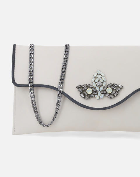 Bolso clutch en piel  blanca con detalle de pedrería en el broche para mujer