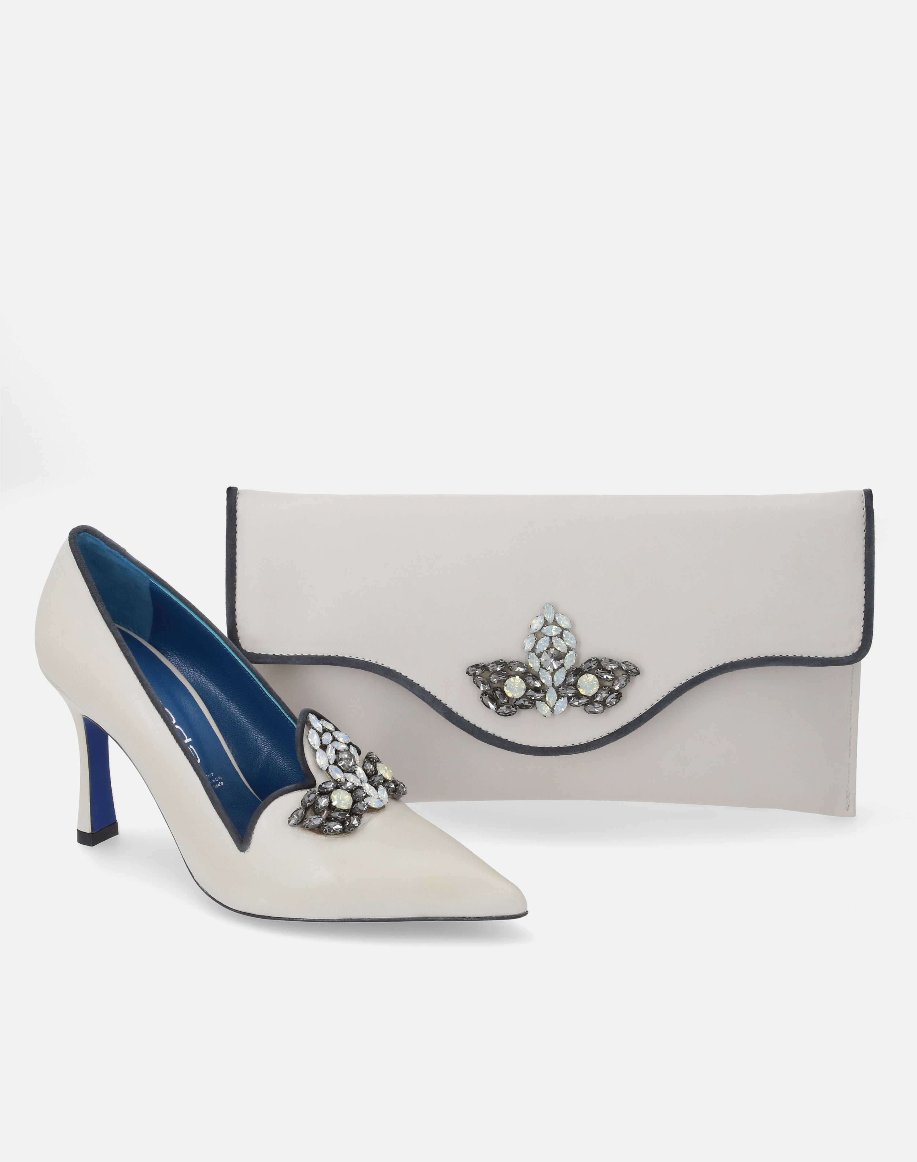 Bolso clutch en piel  blanca con detalle de pedrería en el broche para mujer