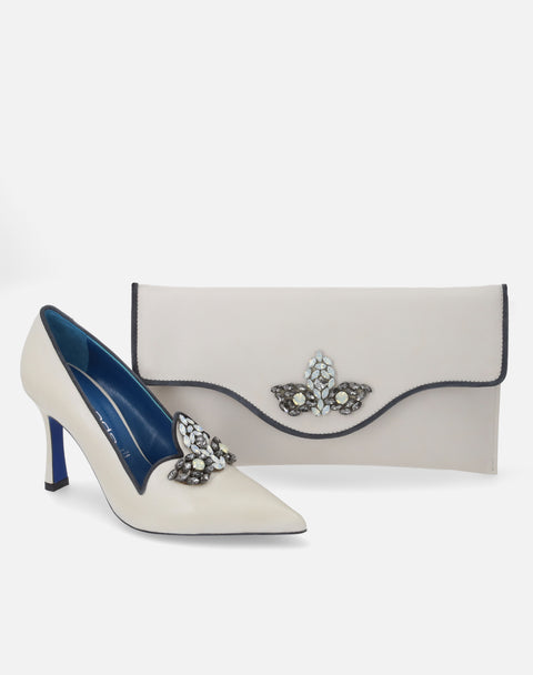 Bolso clutch en piel  blanca con detalle de pedrería en el broche para mujer