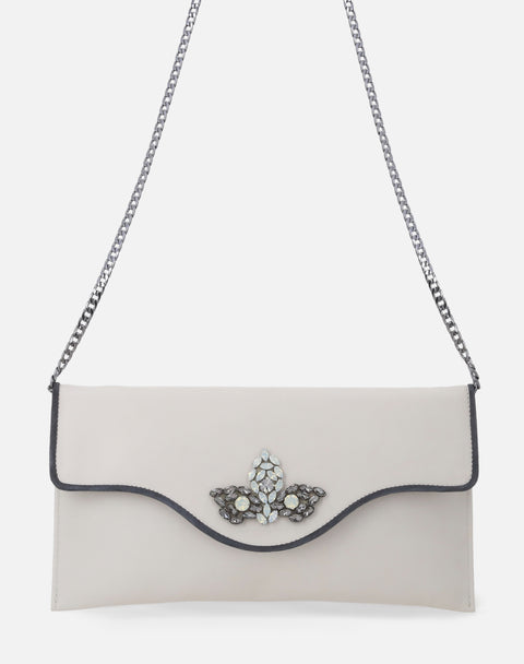 Bolso clutch en piel  blanca con detalle de pedrería en el broche para mujer
