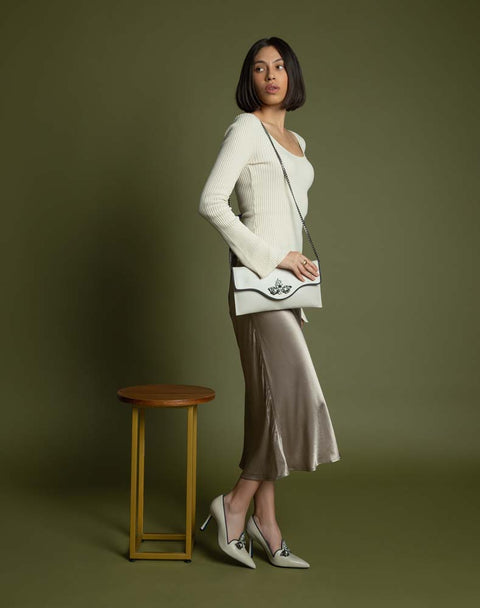 Bolso clutch en piel  blanca con detalle de pedrería en el broche para mujer