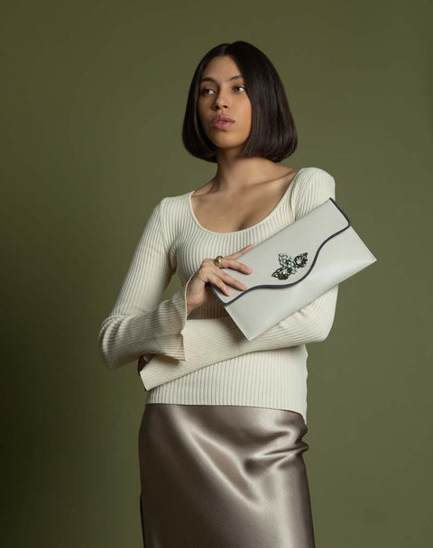 Bolso clutch en piel  blanca con detalle de pedrería en el broche para mujer