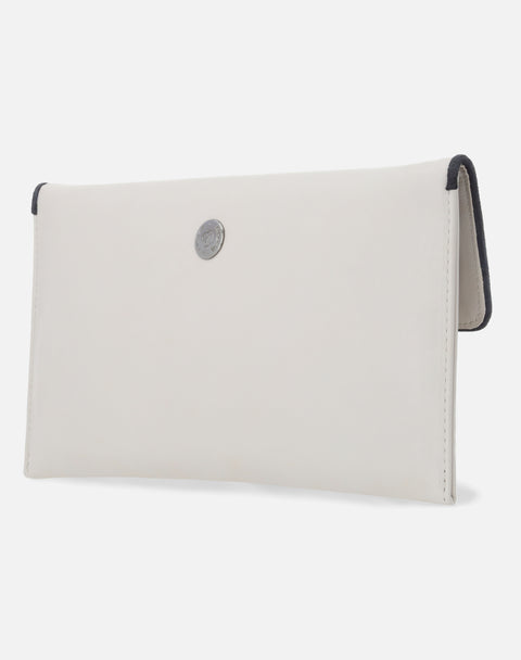 Bolso clutch en piel  blanca con detalle de pedrería en el broche para mujer