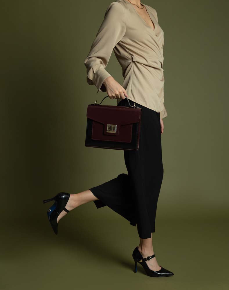Bolso satchel en piel florantic color vino con broche frontal para mujer