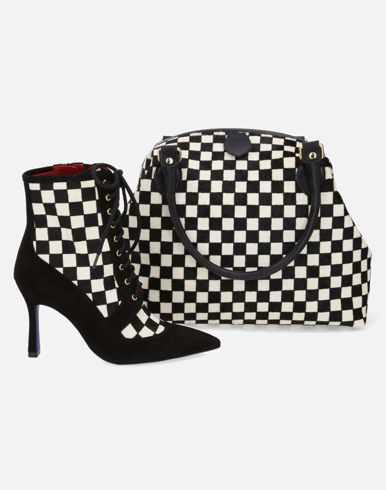 Bolso tipo bowling en pelo con cuadros de color blanco y  negro con asas al hombro  para mujer