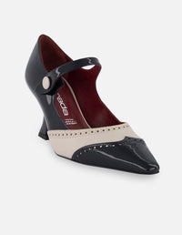 Zapatilla tipo salón de tacón medio con picado en punta de piel charol para mujer.