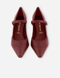 Zapatilla tipo salón de tacon medio con picado en punta de piel charol para mujer.