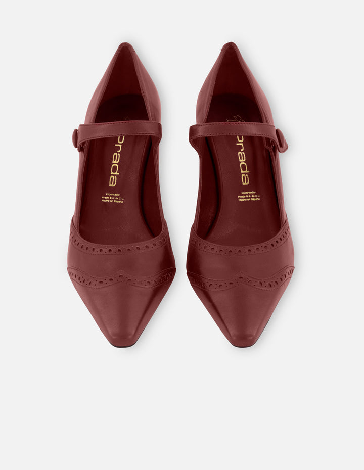 Zapatilla tipo salón de tacon medio con picado en punta de piel charol para mujer.