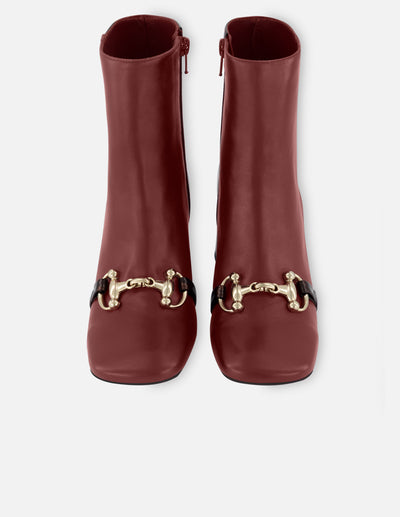 Botín de piel napa color rojo para mujer con charol carey