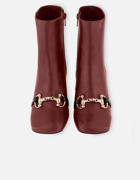 Botín de piel napa color rojo para mujer con charol carey