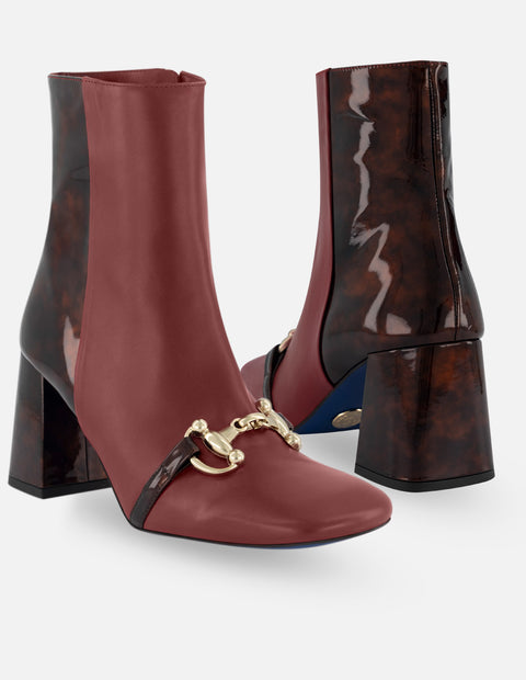Botín de piel napa color rojo para mujer con charol carey