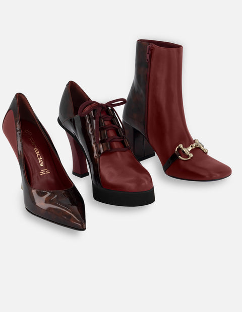 Botín de piel napa color rojo para mujer con charol carey
