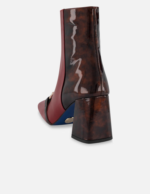 Botín de piel napa color rojo para mujer con charol carey