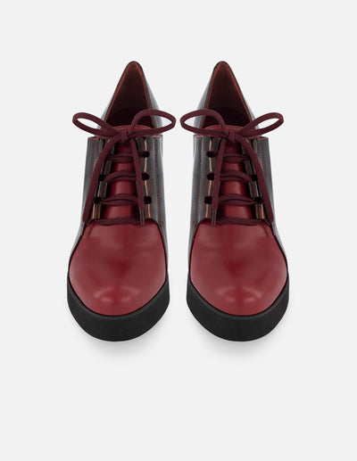 Zapato abotinado de piel napa color rojo para mujer con charol carey
