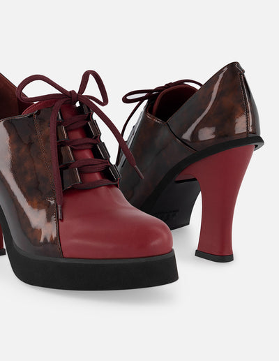 Zapato abotinado de piel napa color rojo para mujer con charol carey