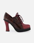 Zapato abotinado de piel napa color rojo para mujer con charol carey