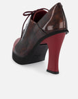 Zapato abotinado de piel napa color rojo para mujer con charol carey