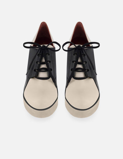 Zapato abotinado de piel para mujer en contraste color negro y blanco