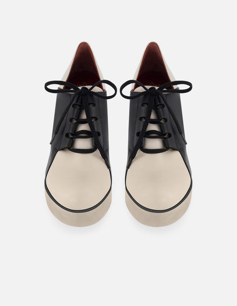 Zapato abotinado de piel para mujer en contraste color negro y blanco