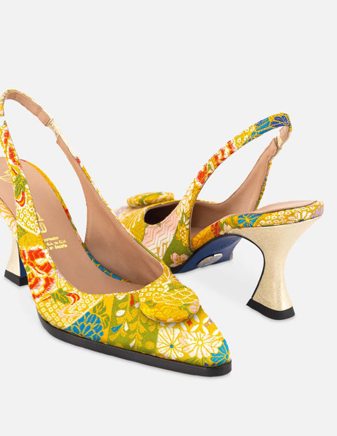 Zapatilla destalonada  en textil con diseño oriental en color amarillo para mujer