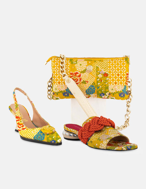 Zapatilla destalonada  en textil con diseño oriental en color amarillo para mujer