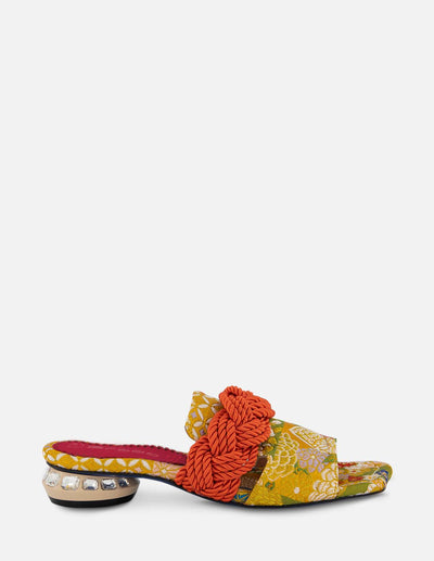 Sandalia en textil con diseño oriental en color amarillo para mujer