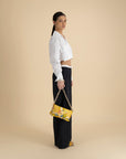 Bandolera en textil con diseño oriental en color amarillo para mujer