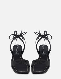 Sandalia de piso en piel bombeada color negro con tacón de pedrería para mujer