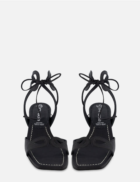 Sandalia de piso en piel bombeada color negro con tacón de pedrería para mujer